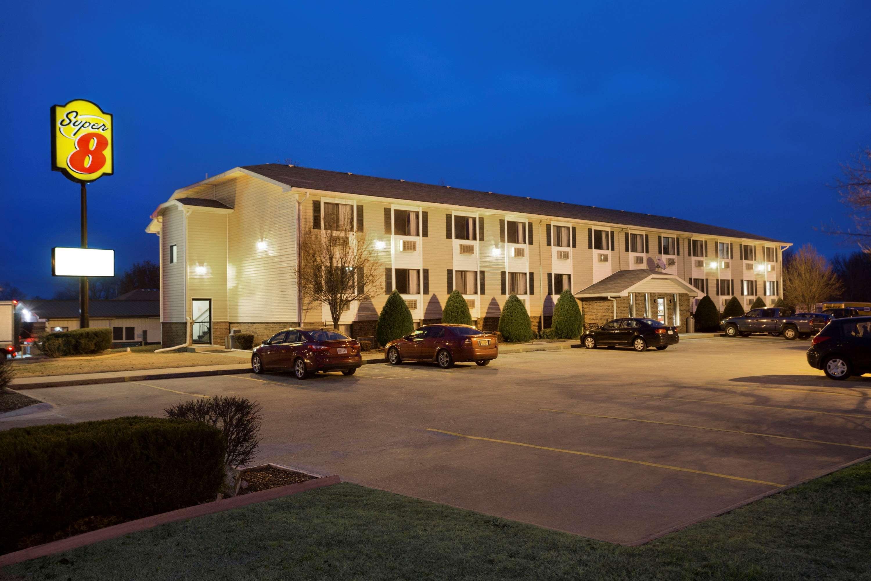 Super 8 By Wyndham Pittsburg Ks Hotel Exterior photo